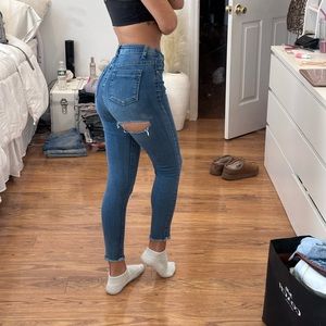 PRETTYLITTLETHING RIPPED HIGH RISE JEANS